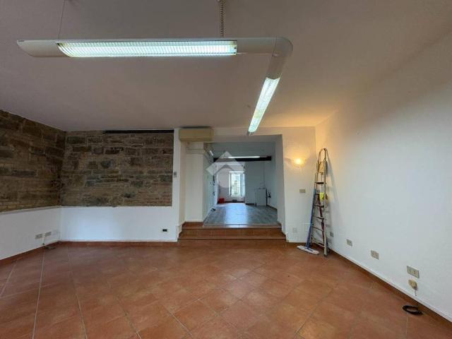 Locale Commerciale in vendita a Città Nuova-Barriera Nuova-San Vito-Città Vecchia, Villa Opicina