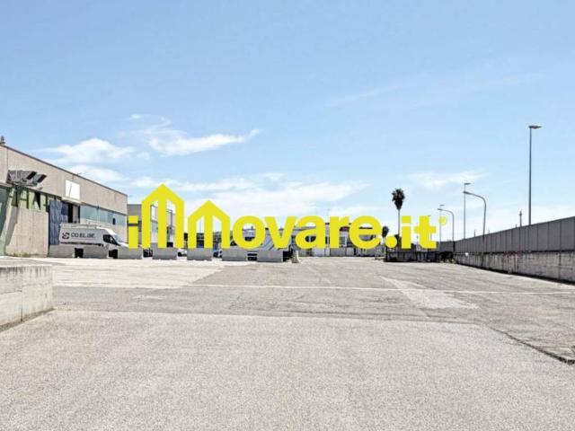 Locale Commerciale in vendita a Puglia, Bari