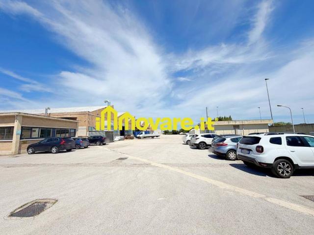 Locale Commerciale in vendita a Puglia, Bari