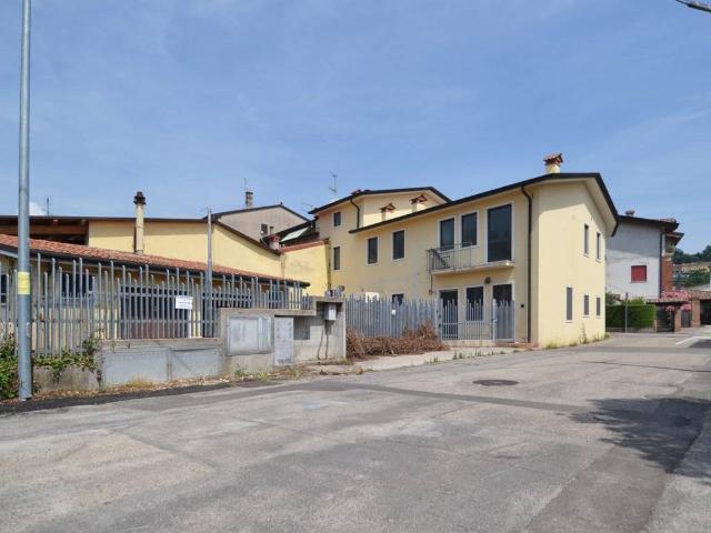 Locale Commerciale in vendita a Trissino, Veneto