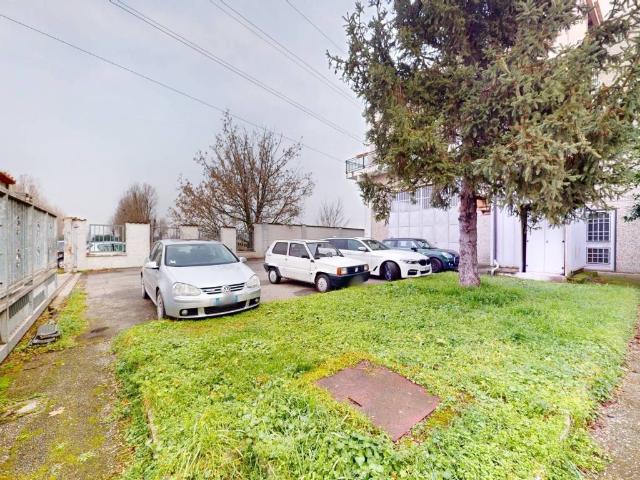 Locale Commerciale in vendita a Truccazzano, Lombardia