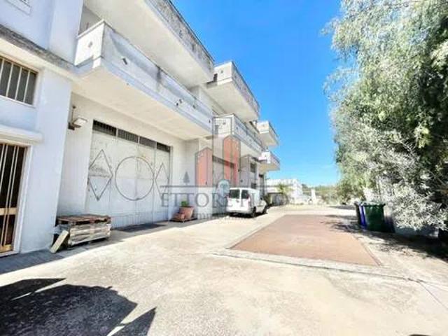 Locale Commerciale in vendita a Puglia, Lecce