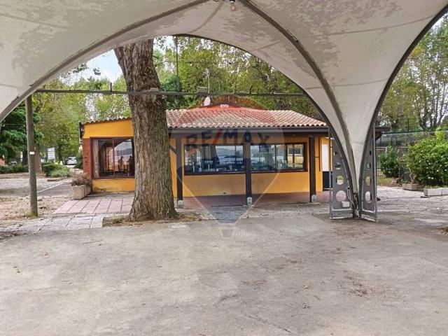 Locale Commerciale in vendita a Tuoro Sul Trasimeno, Umbria