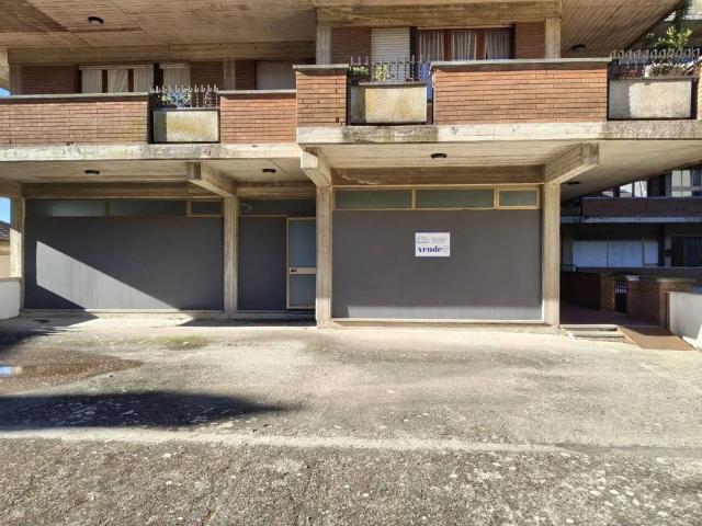 Locale Commerciale in vendita a Tuoro Sul Trasimeno, Umbria