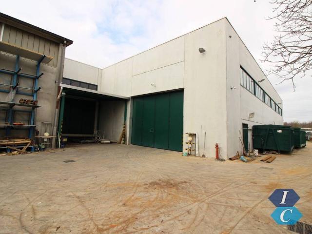 Locale Commerciale in vendita a Turate, Lombardia