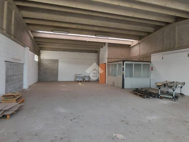 Locale Commerciale in vendita a Turbigo, Lombardia