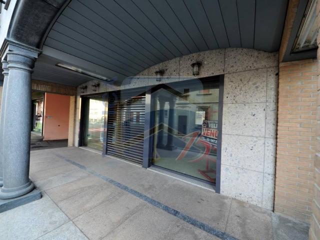 Locale Commerciale in vendita a Uboldo, Varese