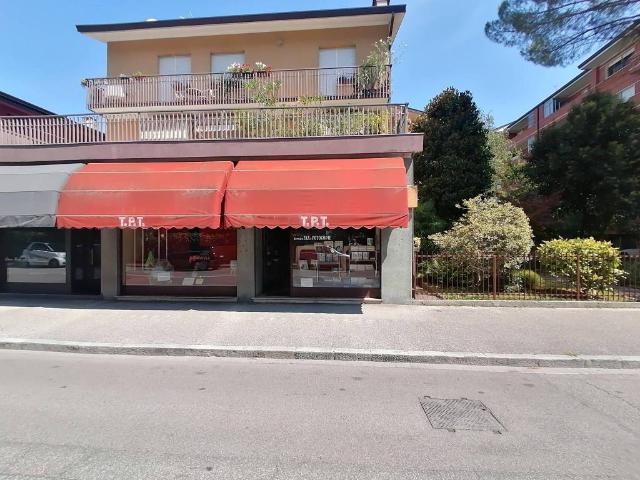 Locale Commerciale in vendita a Rizzi, Reana Del Roiale