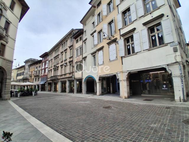 Locale Commerciale in vendita a Borgo Poscolle, Reana Del Roiale