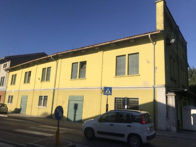 Locale Commerciale in vendita a Sant'Osvaldo, Reana Del Roiale