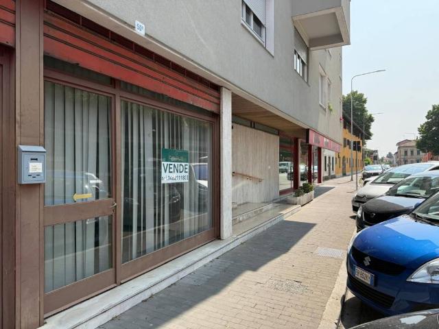 Locale Commerciale in vendita a Borgo Villalta, Reana Del Roiale