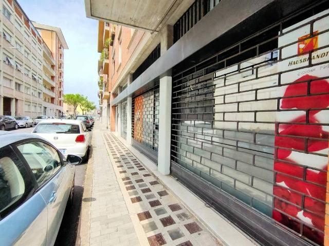 Locale Commerciale in vendita a Borgo Pracchiuso, Reana Del Roiale