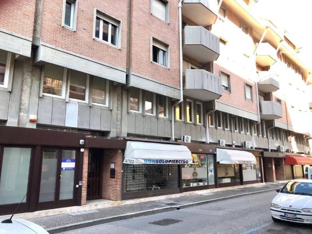 Locale Commerciale in vendita a Borgo Aquileia, Reana Del Roiale