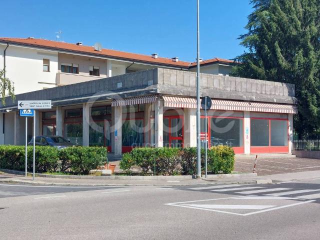 Locale Commerciale in vendita a Paderno, Reana Del Roiale