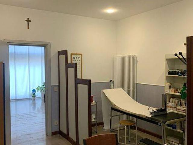 Locale Commerciale in vendita a Paderno, Reana Del Roiale