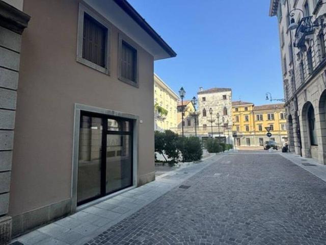 Locale Commerciale in vendita a Borgo Poscolle, Reana Del Roiale