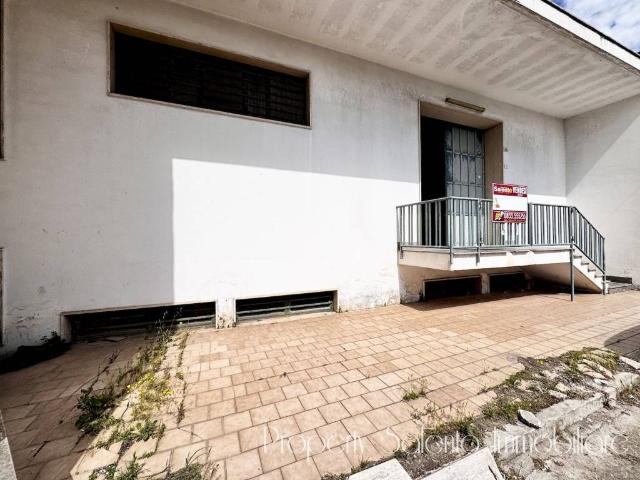 Locale Commerciale in vendita a Puglia, Lecce