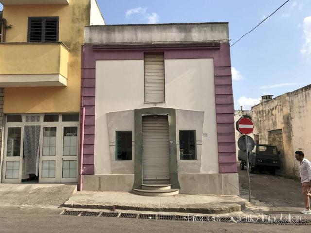 Locale Commerciale in vendita a Puglia, Lecce