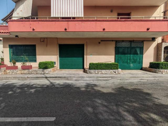 Locale Commerciale in vendita a Puglia, Lecce