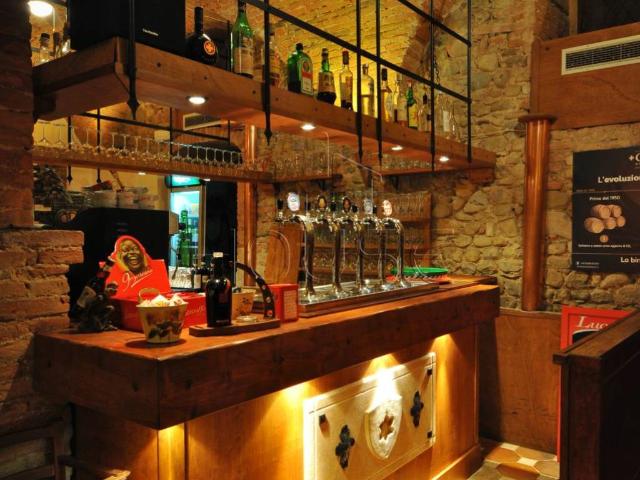 Locale Commerciale in vendita a Umbertide, Umbria