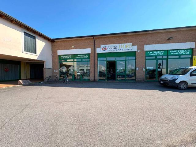 Locale Commerciale in vendita a Urago D'oglio, Lombardia