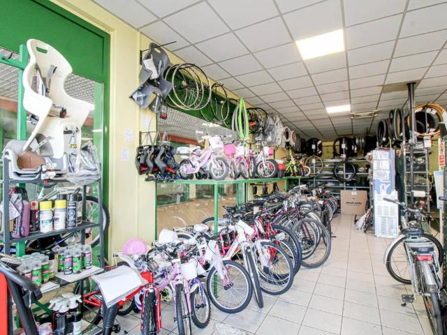 Locale Commerciale in vendita a Urago D'oglio, Lombardia