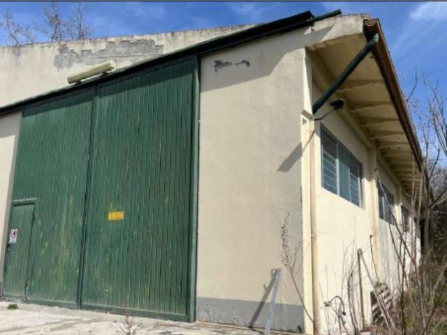 Locale Commerciale in vendita a San Donato, Marche