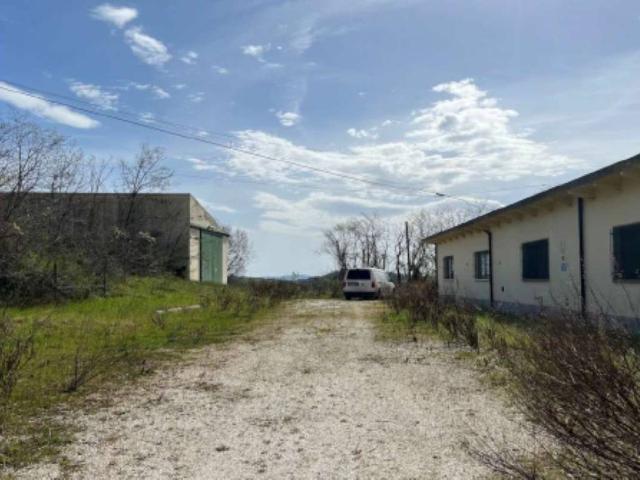 Locale Commerciale in vendita a San Donato, Marche