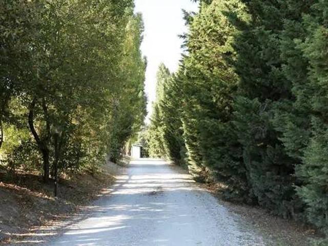 Locale Commerciale in vendita a Urbino, Pesaro e Urbino