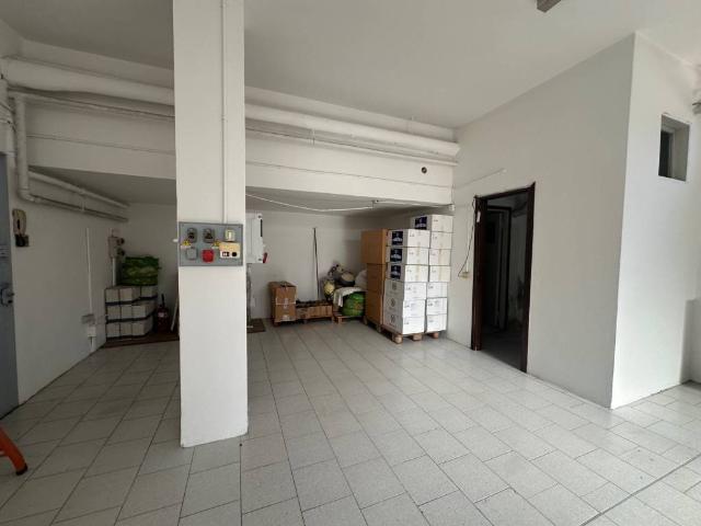 Locale Commerciale in vendita a Usmate Velate, Usmate