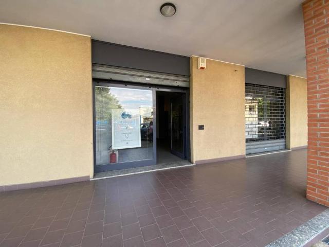 Locale Commerciale in vendita a Usmate Velate, Usmate