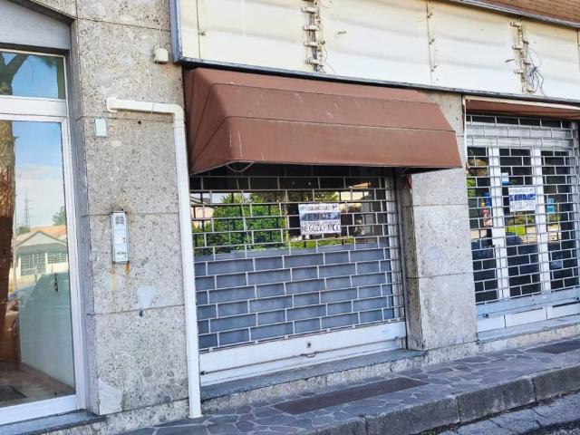 Locale Commerciale in vendita a Usmate Velate, Usmate