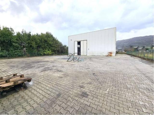 Locale Commerciale in vendita a Uzzano, Forone