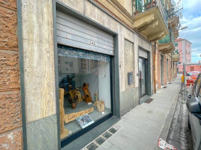 Locale Commerciale in vendita a Vado Ligure, Liguria