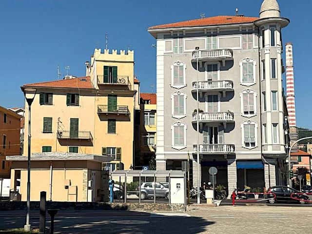 Locale Commerciale in vendita a Vado Ligure, Liguria