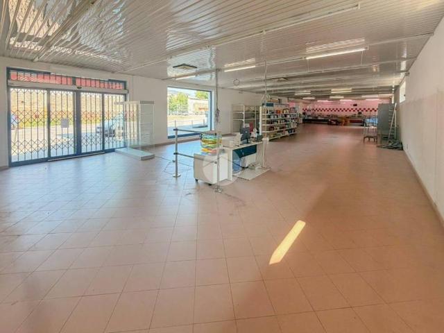Locale Commerciale in vendita a Vailate, Lombardia
