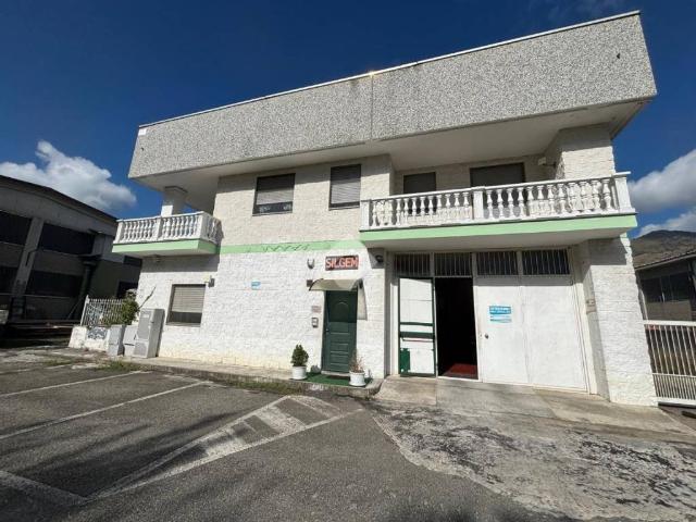 Locale Commerciale in vendita a Unione Montana di Comuni delle Valli di Lanzo, Ceronda e Casternone, Piemonte