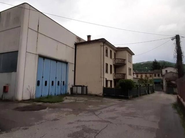 Locale Commerciale in vendita a Valdagno, Veneto