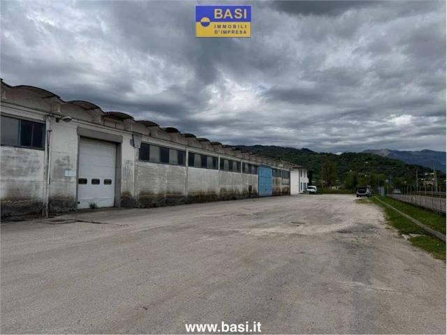 Locale Commerciale in vendita a Valdobbiadene, Veneto