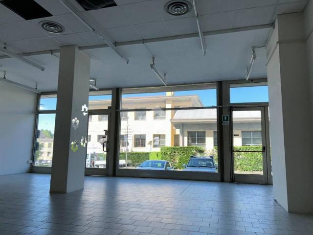 Locale Commerciale in vendita a Valdobbiadene, Veneto