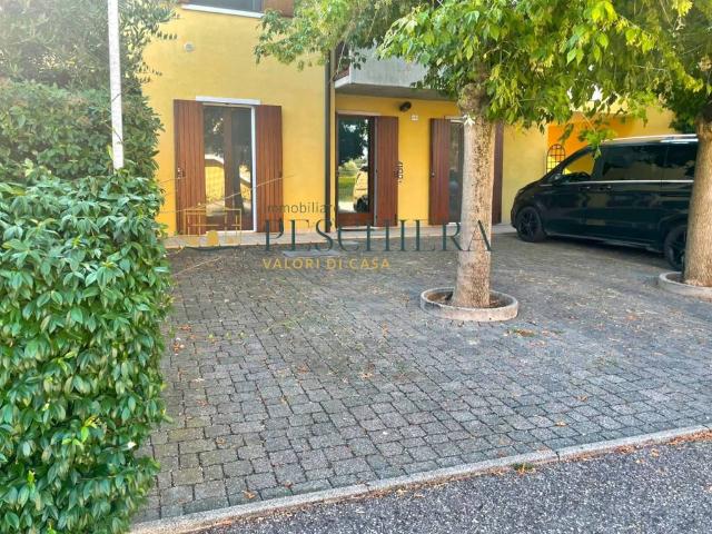Locale Commerciale in vendita a Valeggio Sul Mincio, Veneto