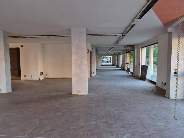 Locale Commerciale in vendita a Fontanile, Piemonte