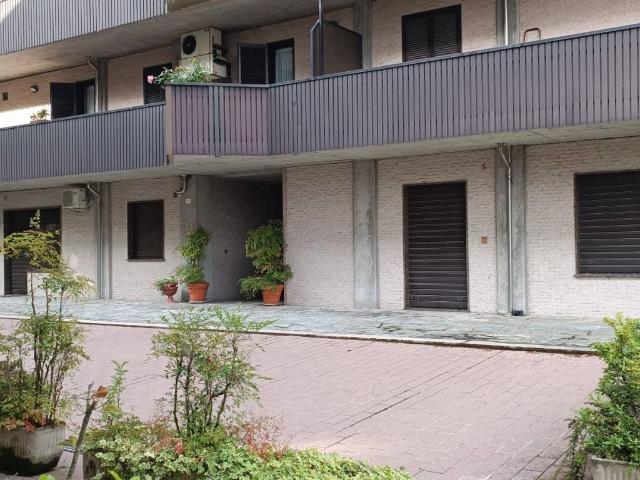 Locale Commerciale in vendita a Fontanile, Piemonte