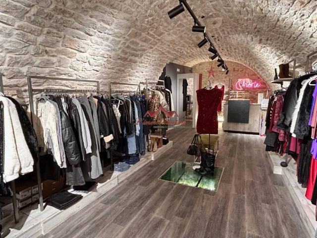 Locale Commerciale in vendita a Valenzano San Lorenzo, Puglia