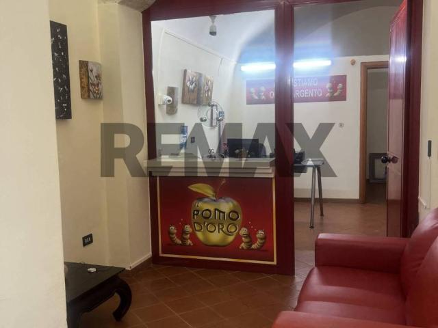 Locale Commerciale in vendita a Valenzano San Lorenzo, Puglia