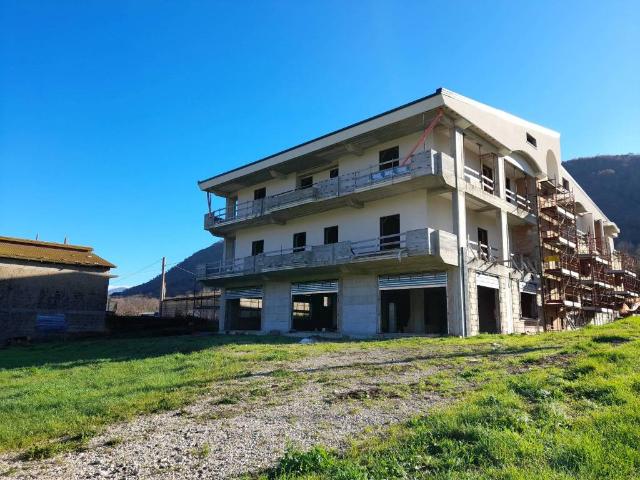 Locale Commerciale in vendita a Valle Di Maddaloni, Campania