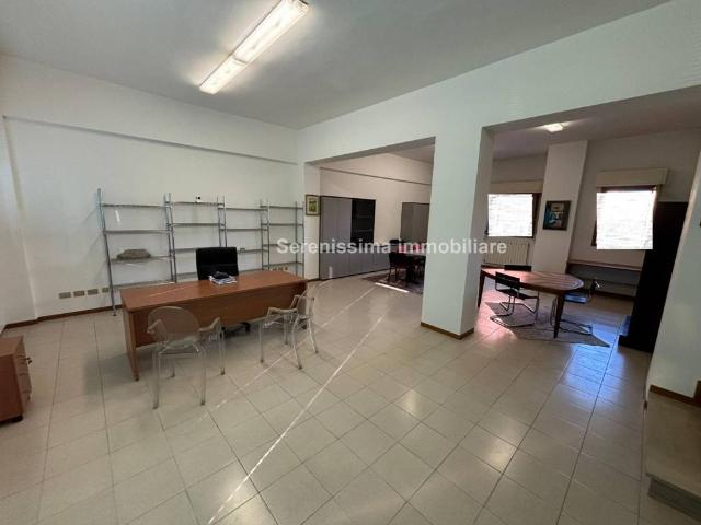 Locale Commerciale in vendita a Vallefoglia, Marche