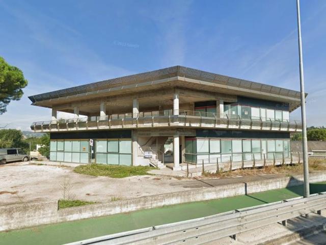 Locale Commerciale in vendita a Vallefoglia, Marche