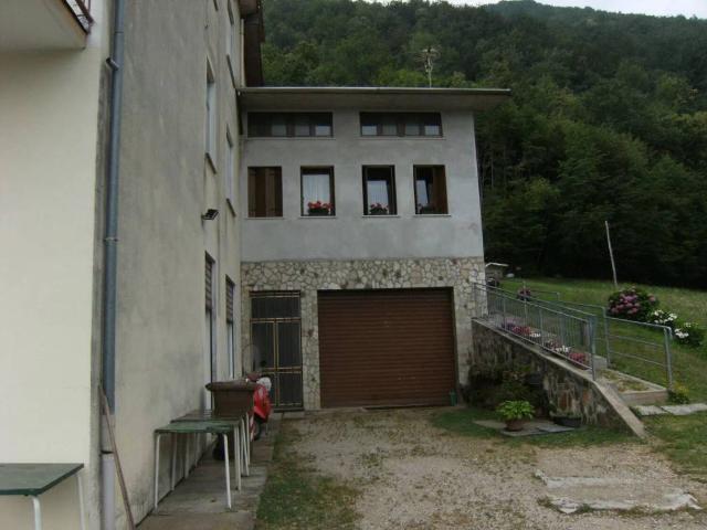 Locale Commerciale in vendita a Valli Del Pasubio, Veneto