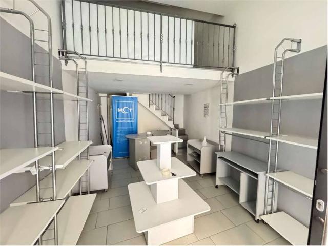 Locale Commerciale in vendita a Vallo Della Lucania, Campania